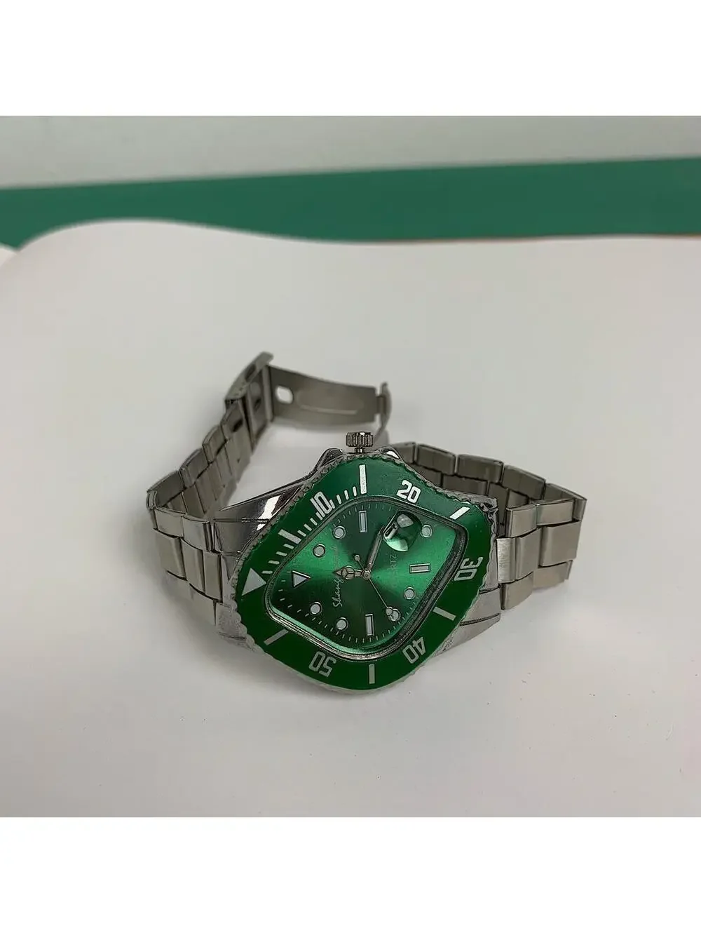 Classy Y2k 2000s vintage style essential minimalist retro stainless steel watch